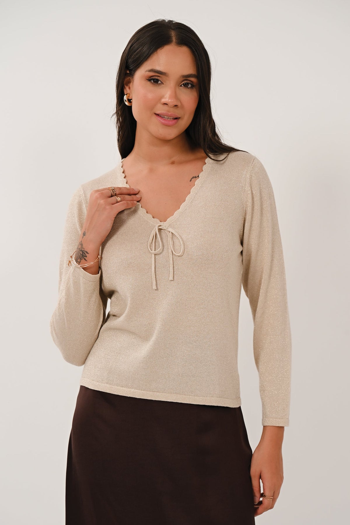 AW26 Scallop Trim V Neck - Champagne Gold