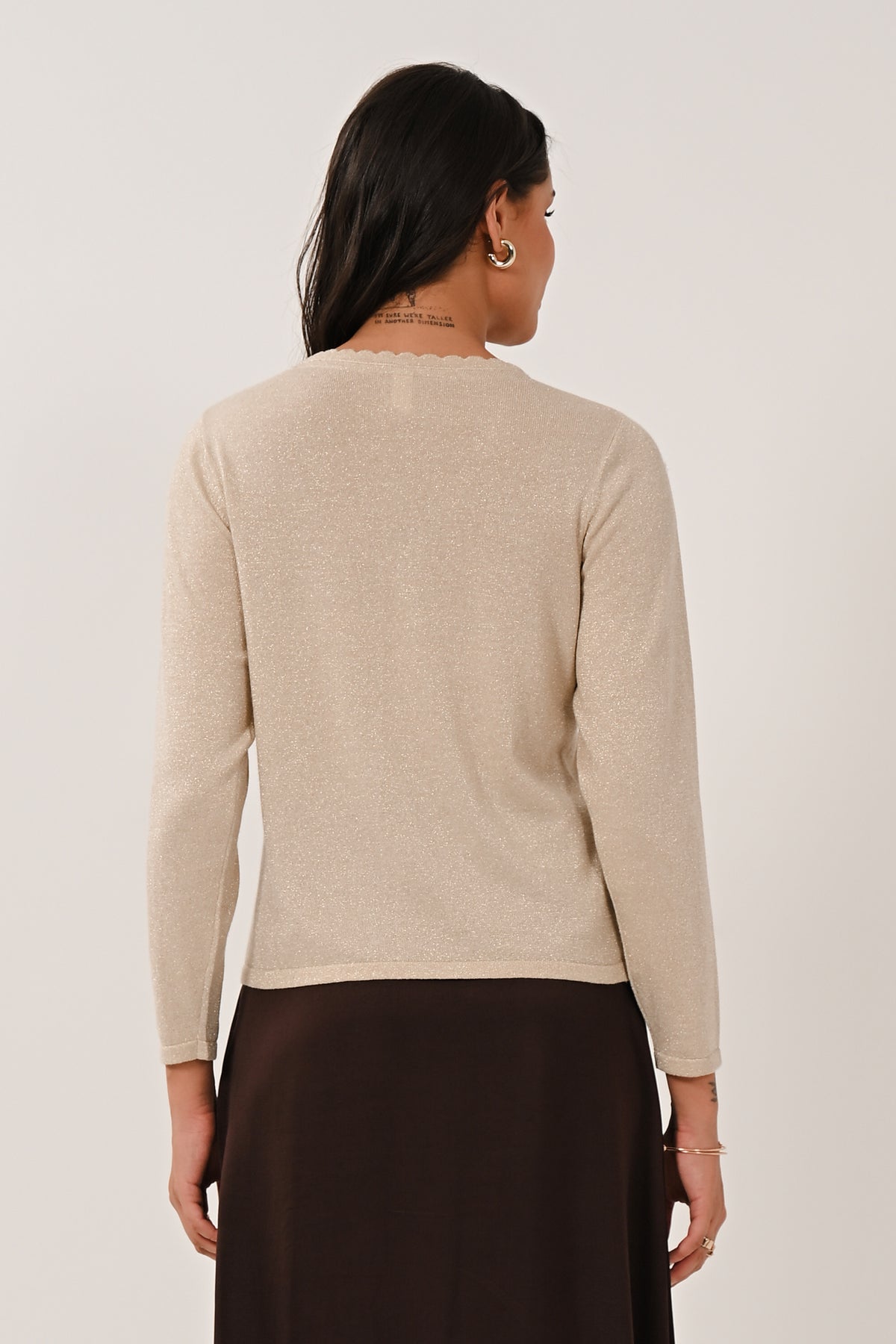 AW26 Scallop Trim V Neck - Champagne Gold