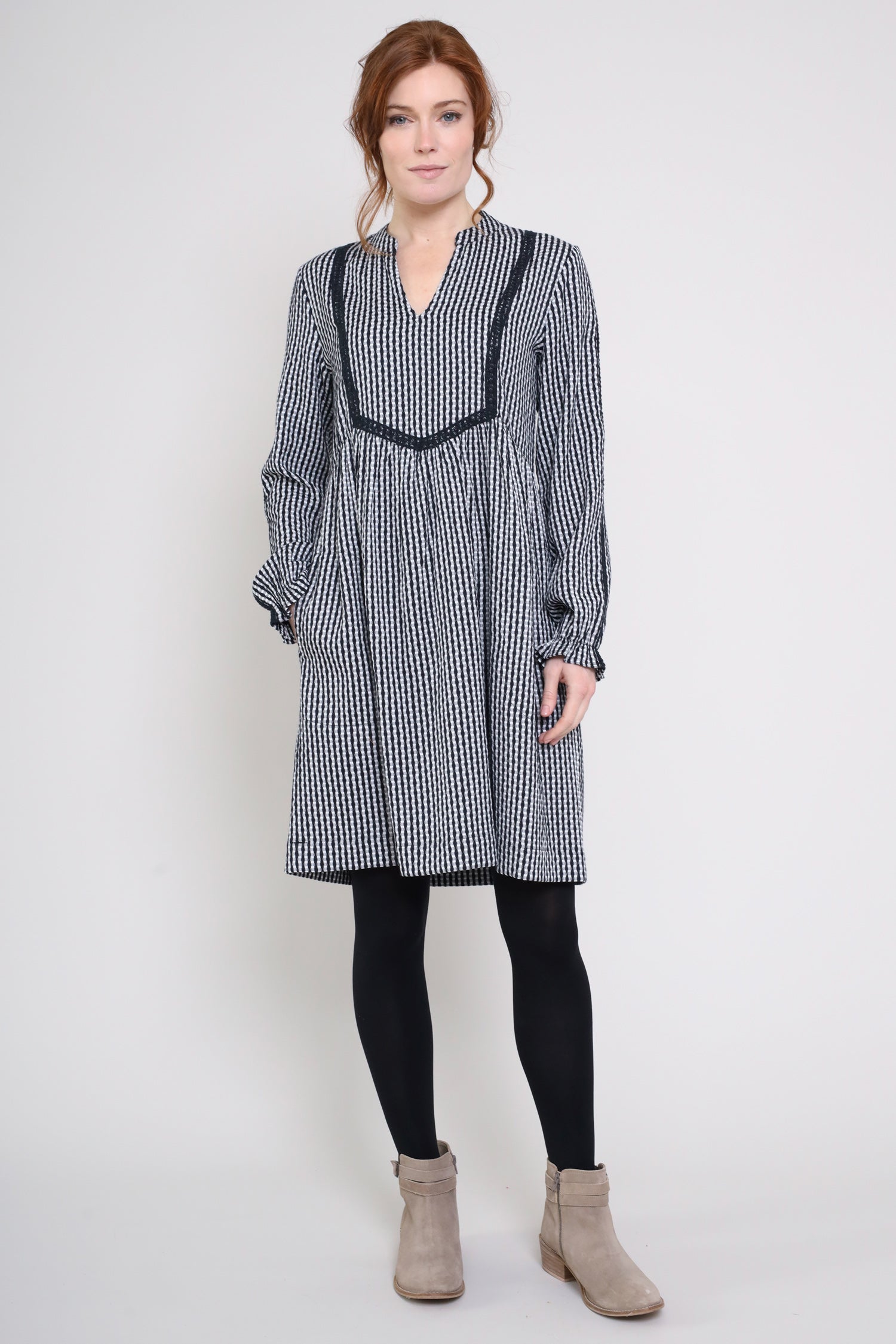 8 / Black & White / 100% Cotton