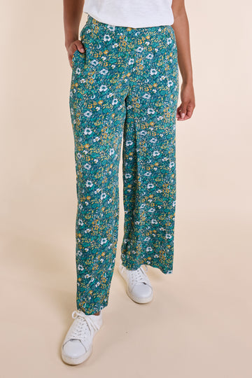 Why the Wide Leg Trouser is Making a Strong Comeback in UK Fashion