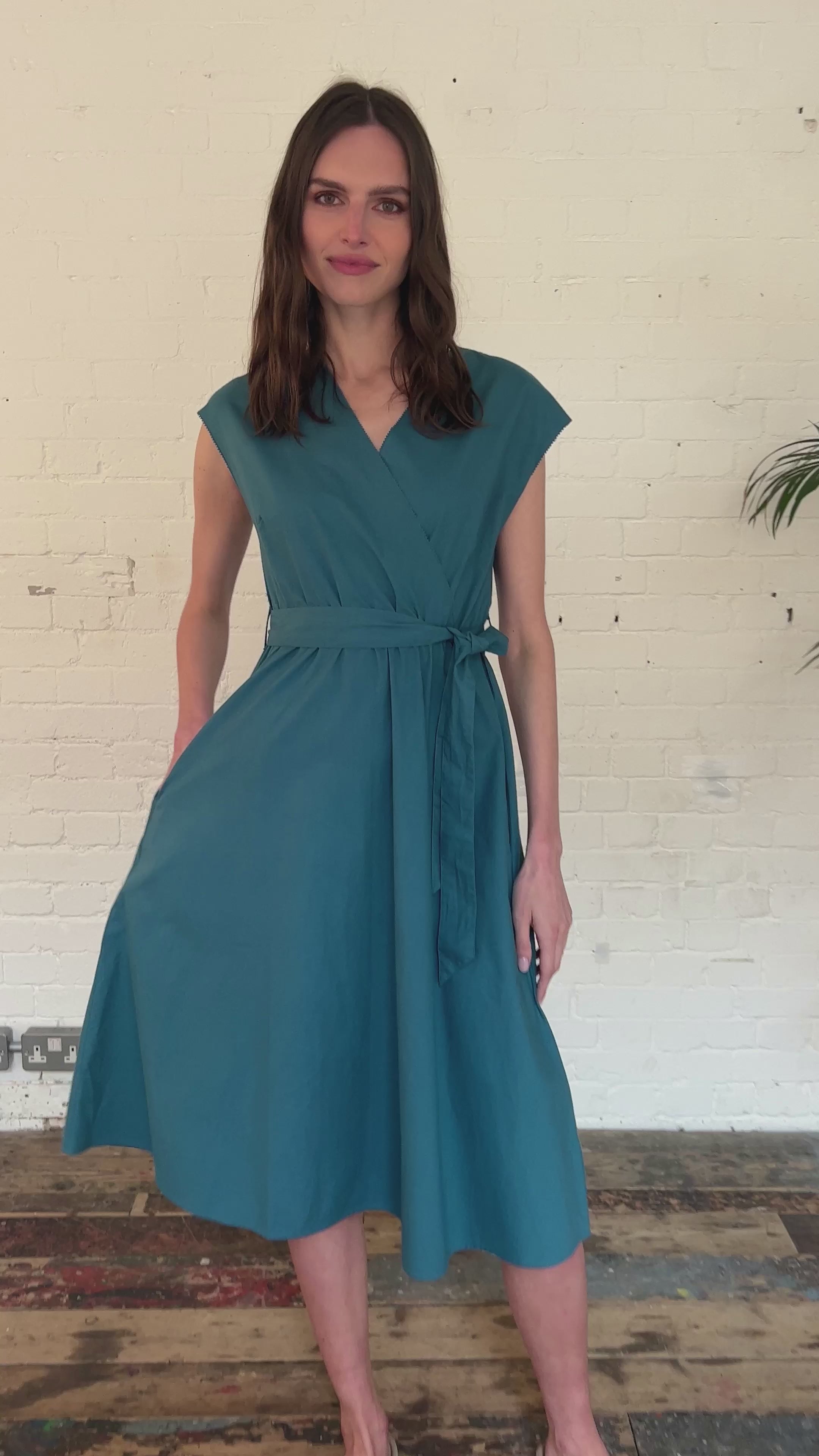 【マーシャ】Cotton Poplin Wave Tuck Dress Shop Plunge cotton poplin smocked tier dress | eShakti